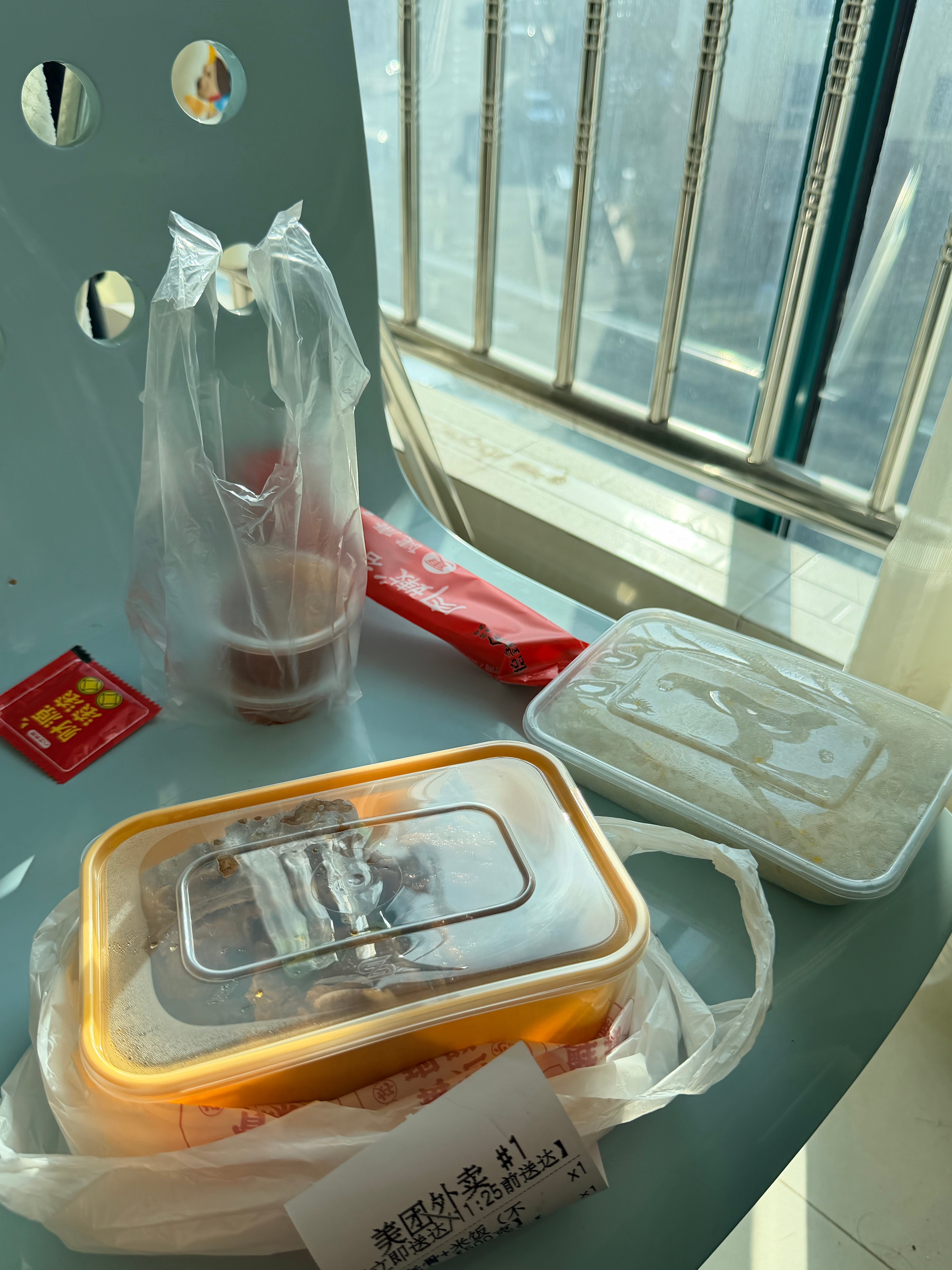 有和我一样的么？放着餐桌不用，非得找个椅子搬到阳台来吃饭边晒太阳边吃饭小梦日常分