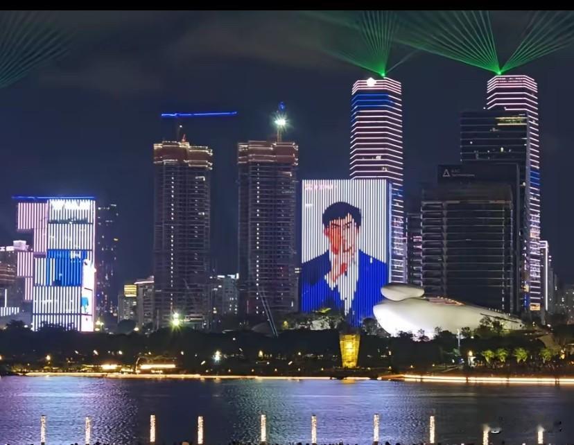 国庆节期间，晚上到深圳前海看灯光秀，看到的这个人像，不是偶像明星，也不是流量网红