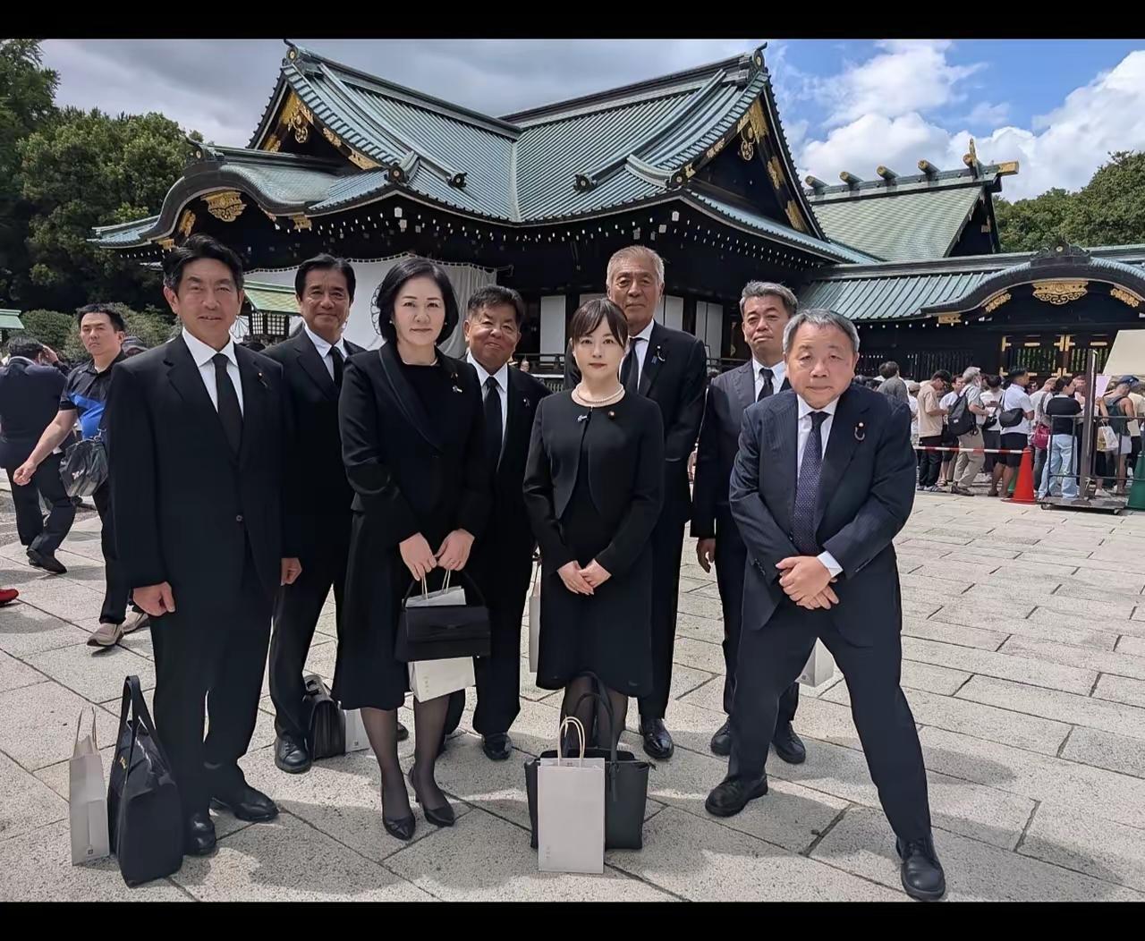 石平天天摆拍给中国人看，生怕没人知道他是汉奸。他今天写了一段话：“我于8月15日
