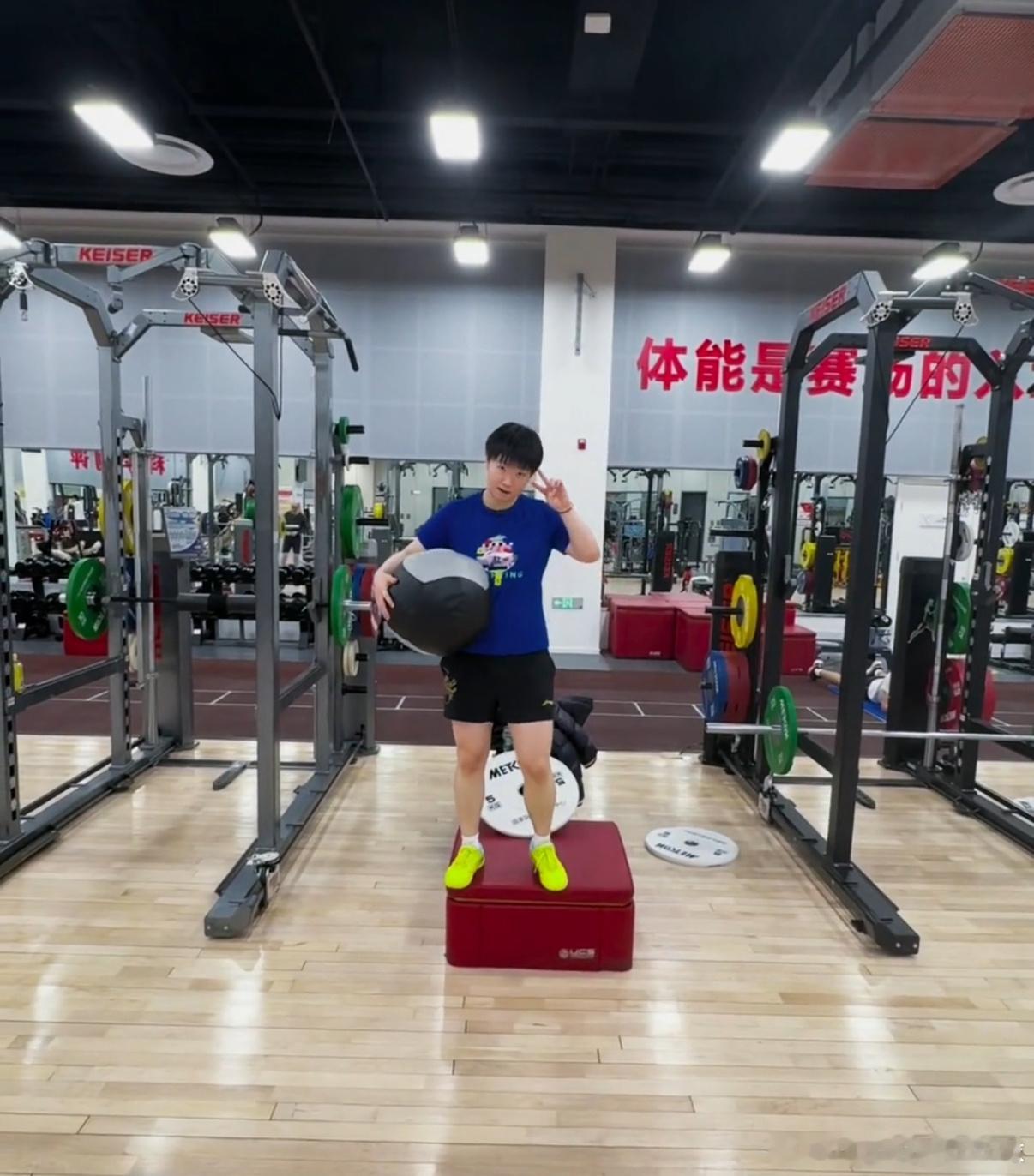 赛场上，她是那个一上场就“起飞”的小魔王，眼神亮得像灯，步伐快得像风，每一拍都带