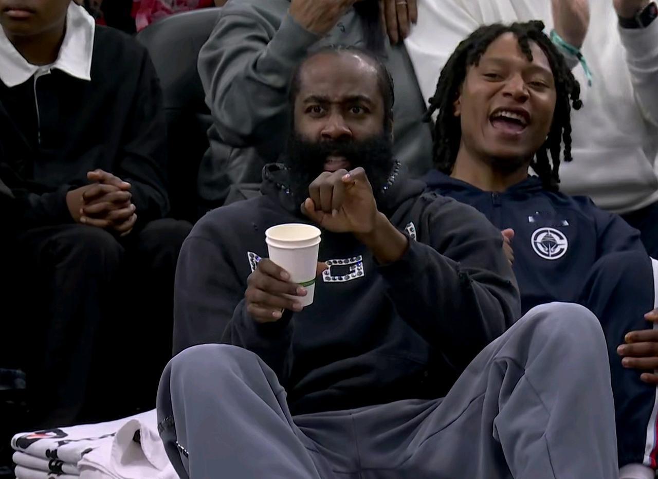 哈登表情太搞笑了：在快船主场迎战勇士的比赛中发生超级振奋的一幕：第三节快船快速攻