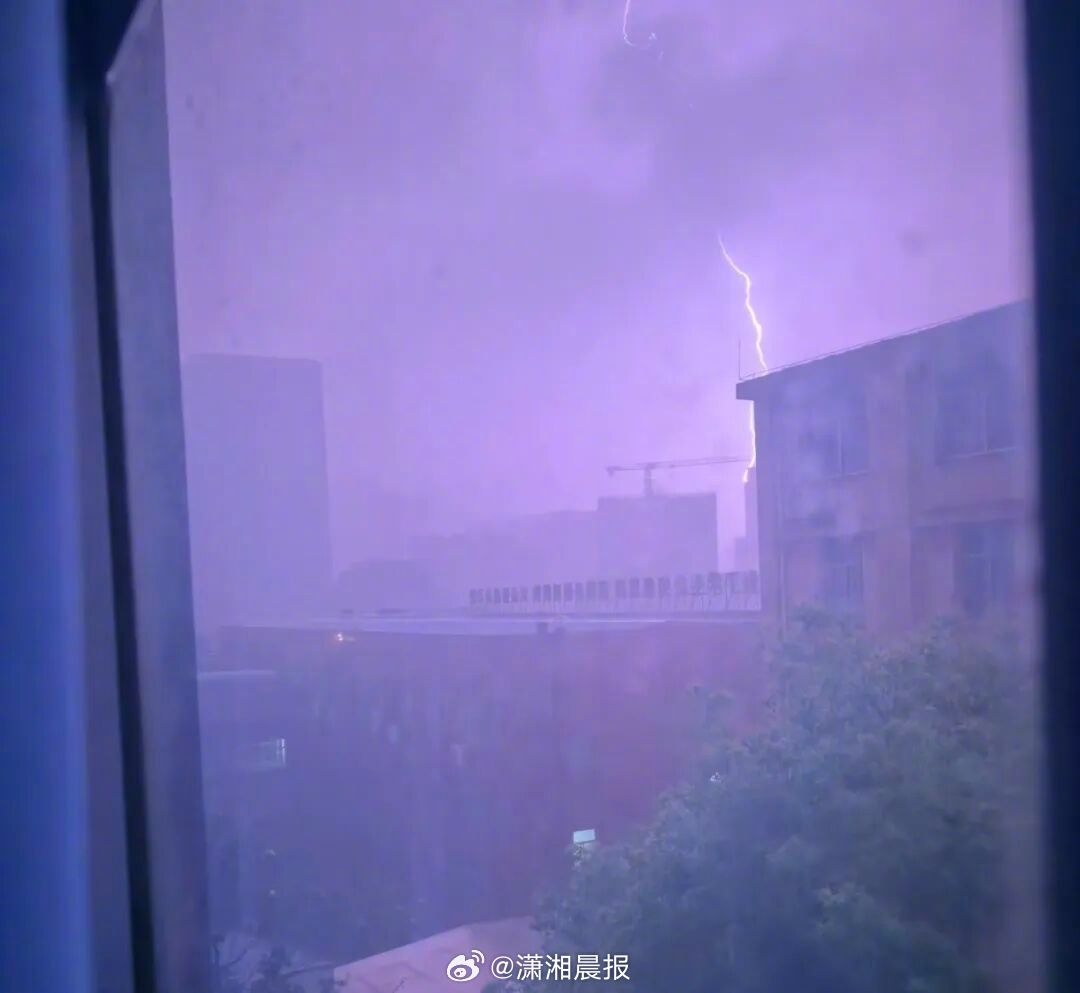 【凌晨有被雷声惊醒吗？#长沙一夜监测到闪电9894条#，专家：冷暖气流交汇所致】