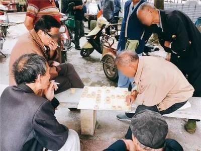 河北，七旬大爷见邻居在业主群里反映垃圾处理不及时的问题，他便跟着发了两句牢骚，万