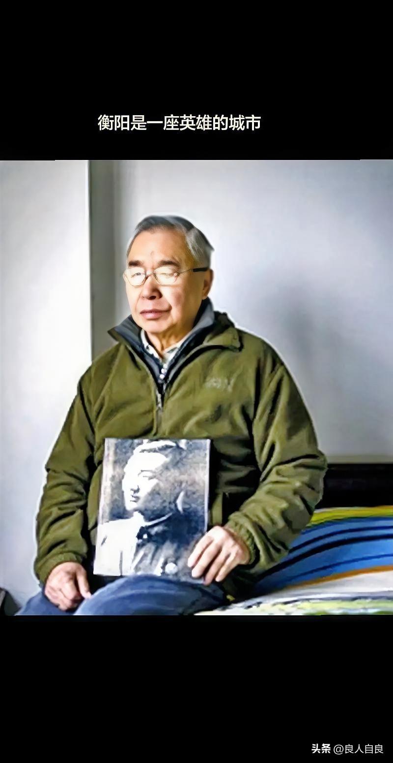 衡阳是一座英雄的城市！

图为方将军的儿子正抱着自己父亲的一张照片。
10万日军