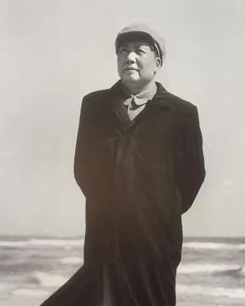 那时候咱们的领袖一句“原子弹吓人，手榴弹打人”，一下子就震惊了全世界！1950年