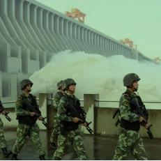 2004年4月，三峡大坝出现了三名鬼鬼祟祟的“游客”。被巡逻的警卫人员发现后，居