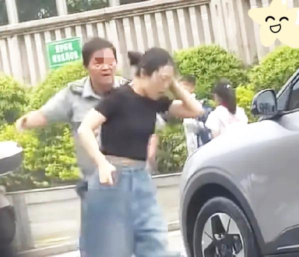 这女司机，真是把脸丢尽了！
跟小区保安起口角，二话不说下车
就踢人小腿，抬手还想