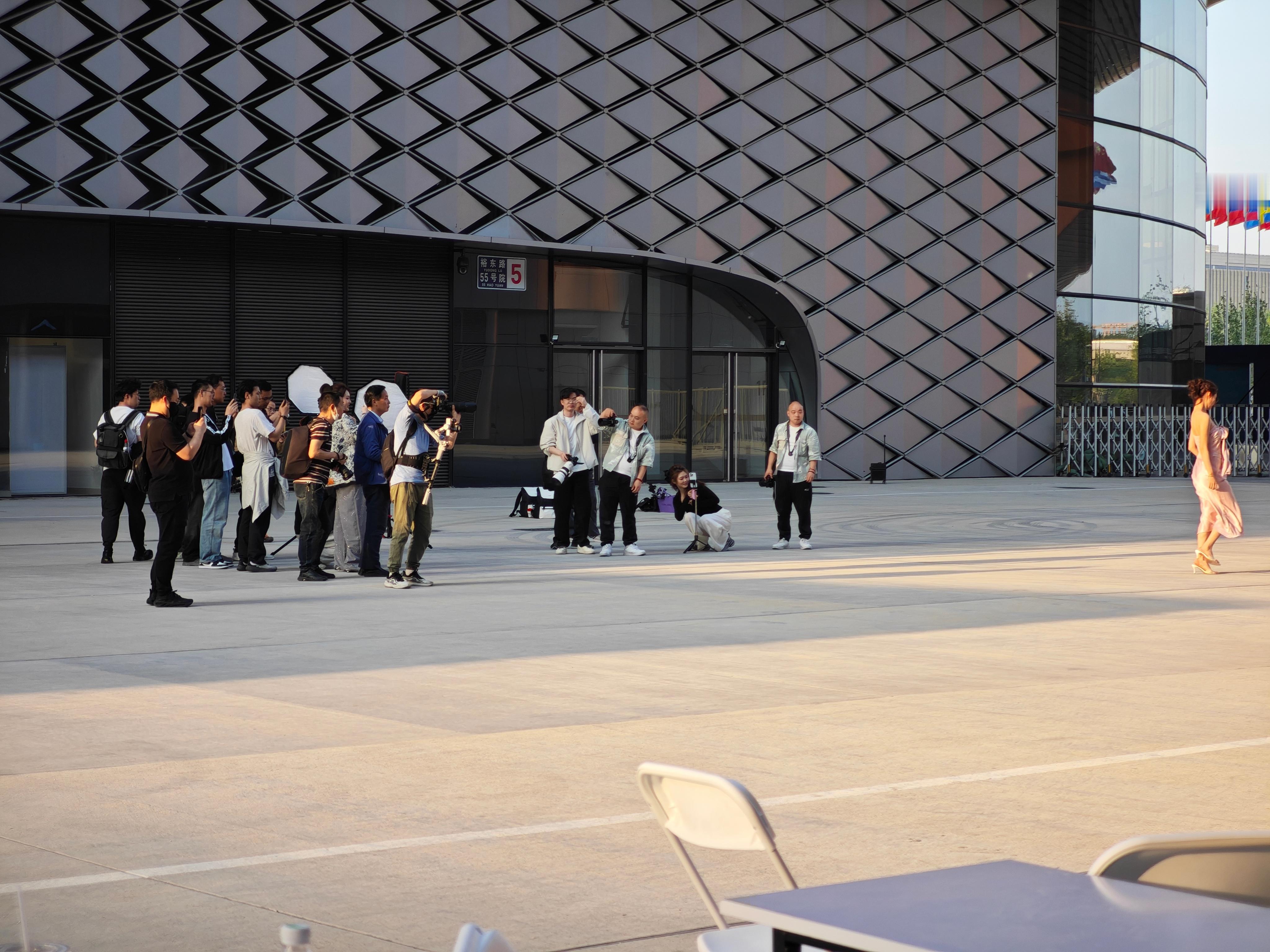 老法师们又在约着车模小姐姐搞创作了哇 