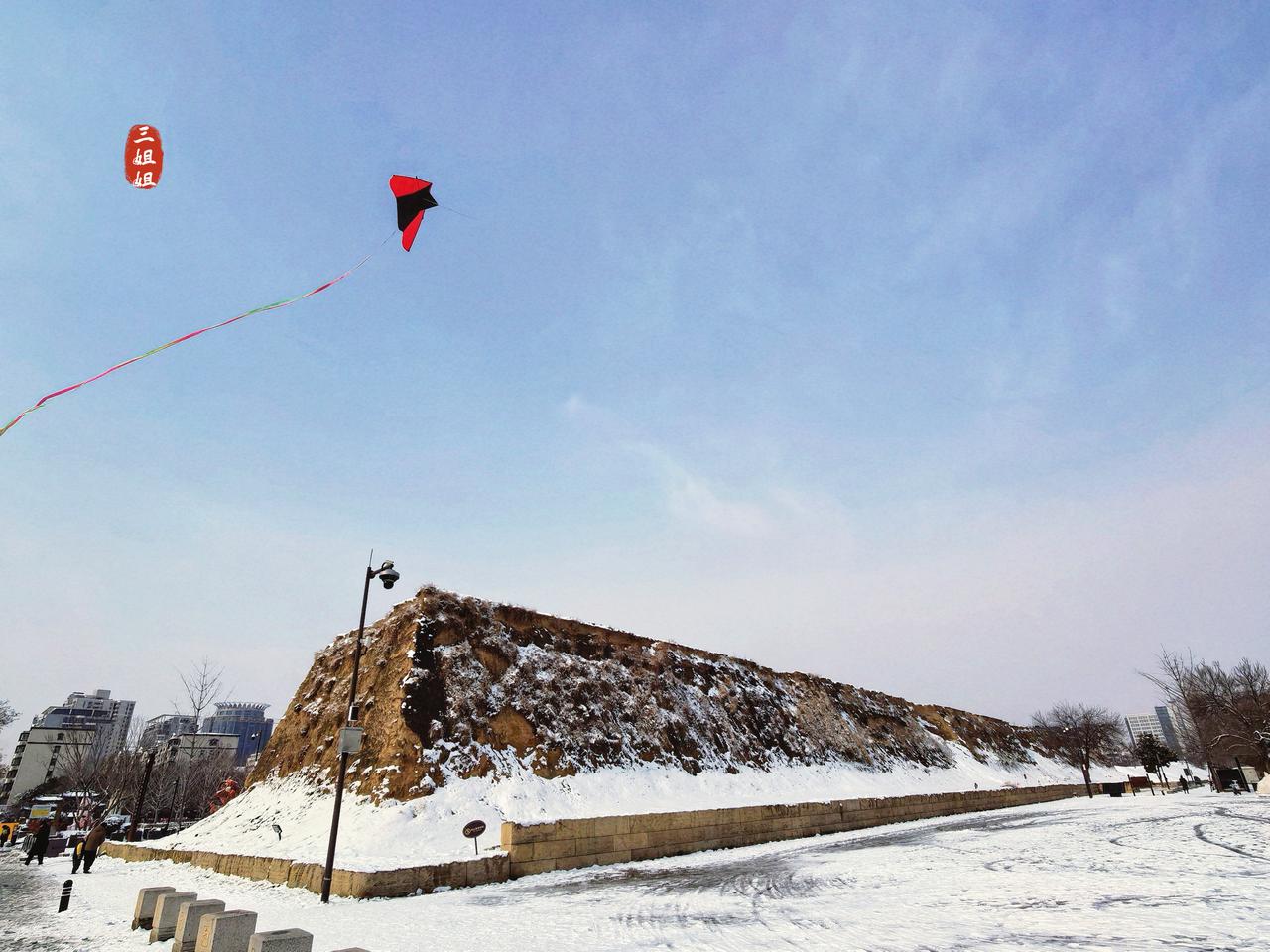 郑州雪后初霁，天地如洗，梅开枝头，满心欢喜。
今天虽然天气预报是阴天，可太阳却偏