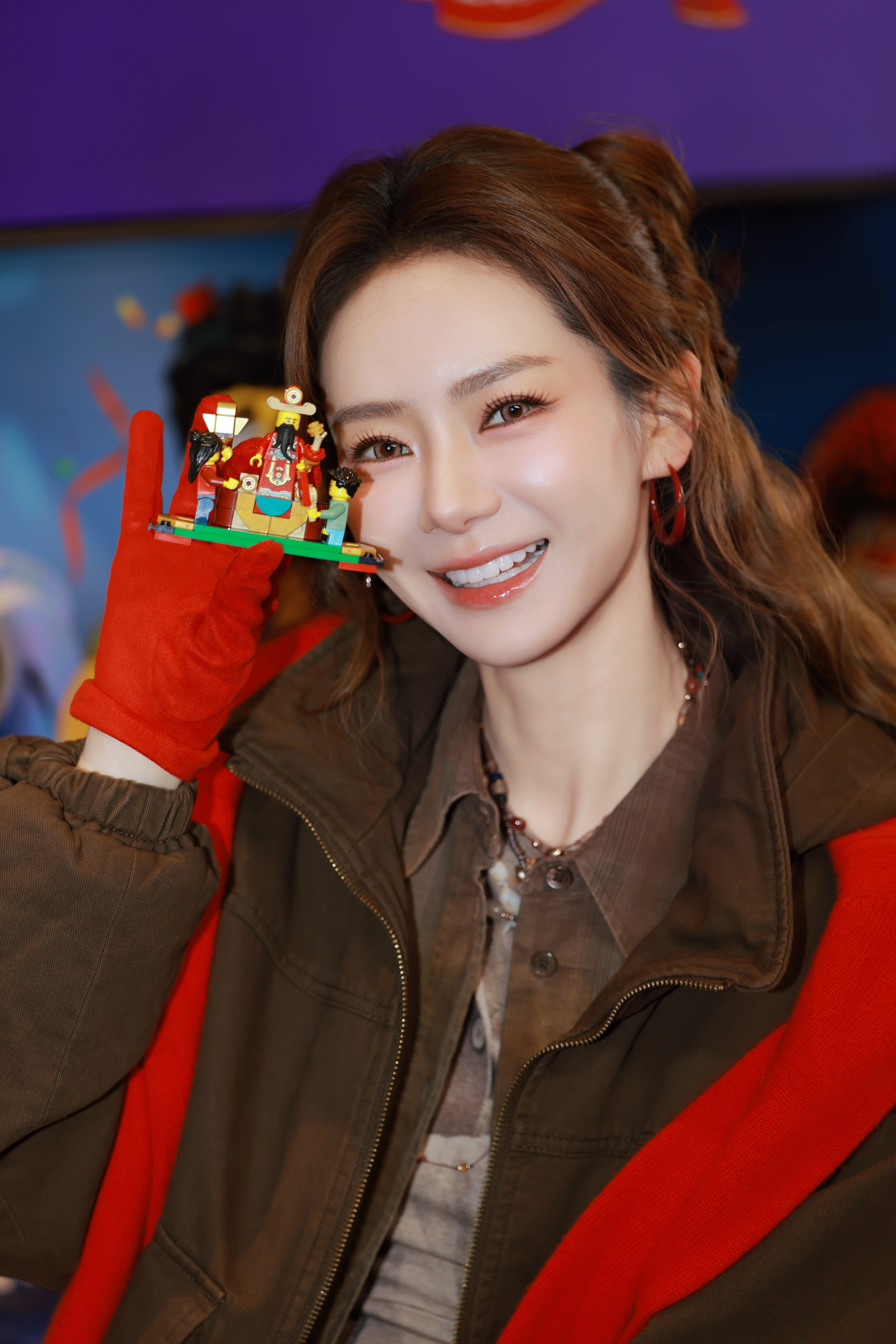 戚薇乐高乐园新年好抓马戚薇乐高乐园拼大大大鞭炮 戚薇的福字都出招了，会书法的你岂