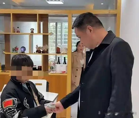 广西，男孩父母离世，叔叔婶婶接他过来一起生活，孩子要上学了，叔叔给他零花钱，婶婶