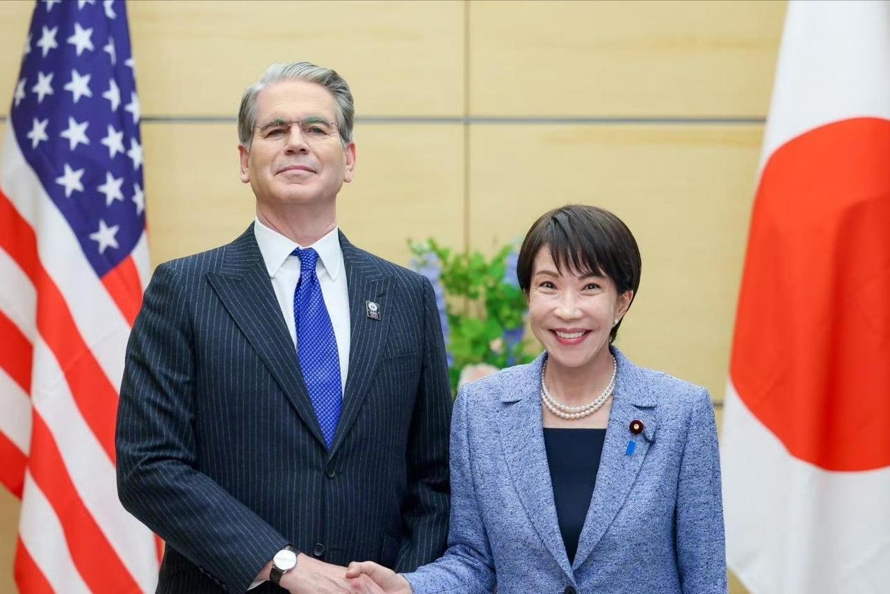 日本期待已久的“世纪大戏了”，来了！
 
昨天，美国财长贝森特跑去东京，和日本首