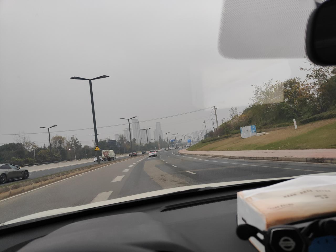 这是3点半时候的天气。雾蒙蒙的，感觉很压抑，这天气。要下一场雨才能看到太阳了。如