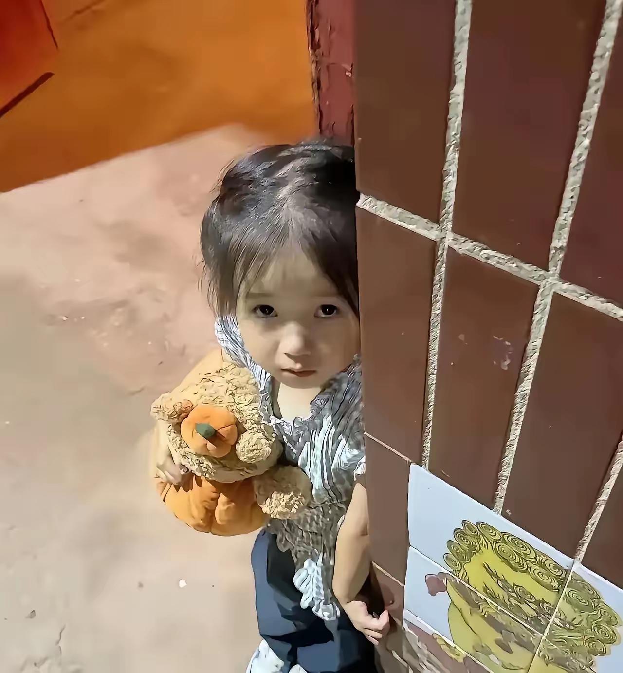 墙角的小脑袋
邻居家的小女孩，才两岁多，爸妈就离婚了，她判给了爸爸。爸爸去上班的