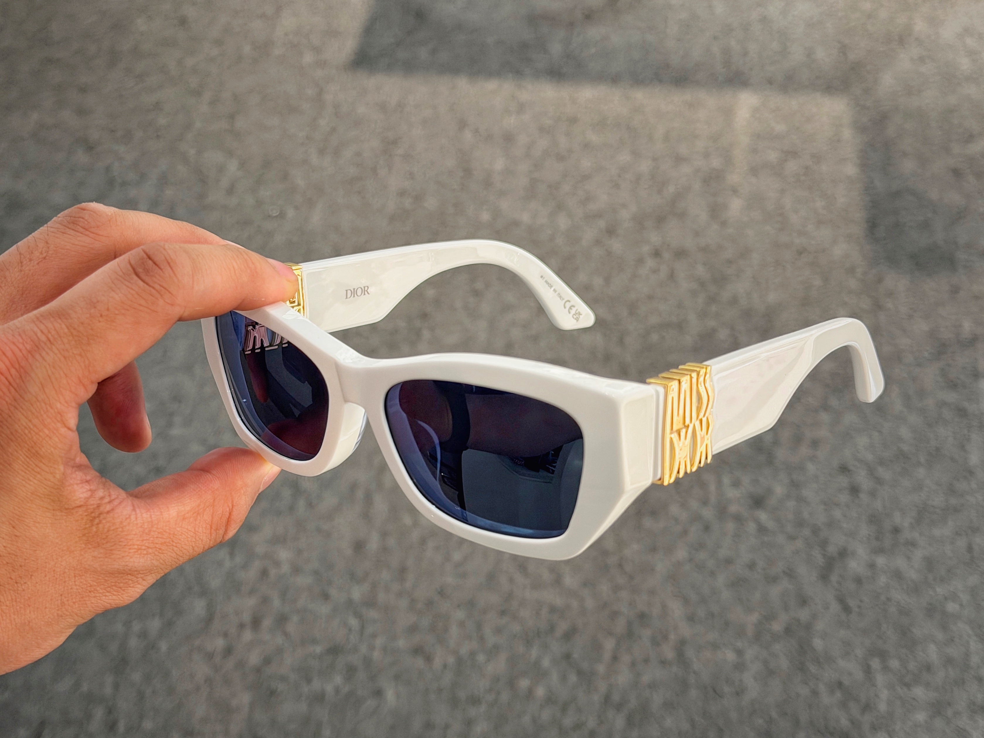 我出来买个椰子水的功夫🌴，我妈整了一如此炸裂墨镜🕶️，我当场惊呆了，上脸效果