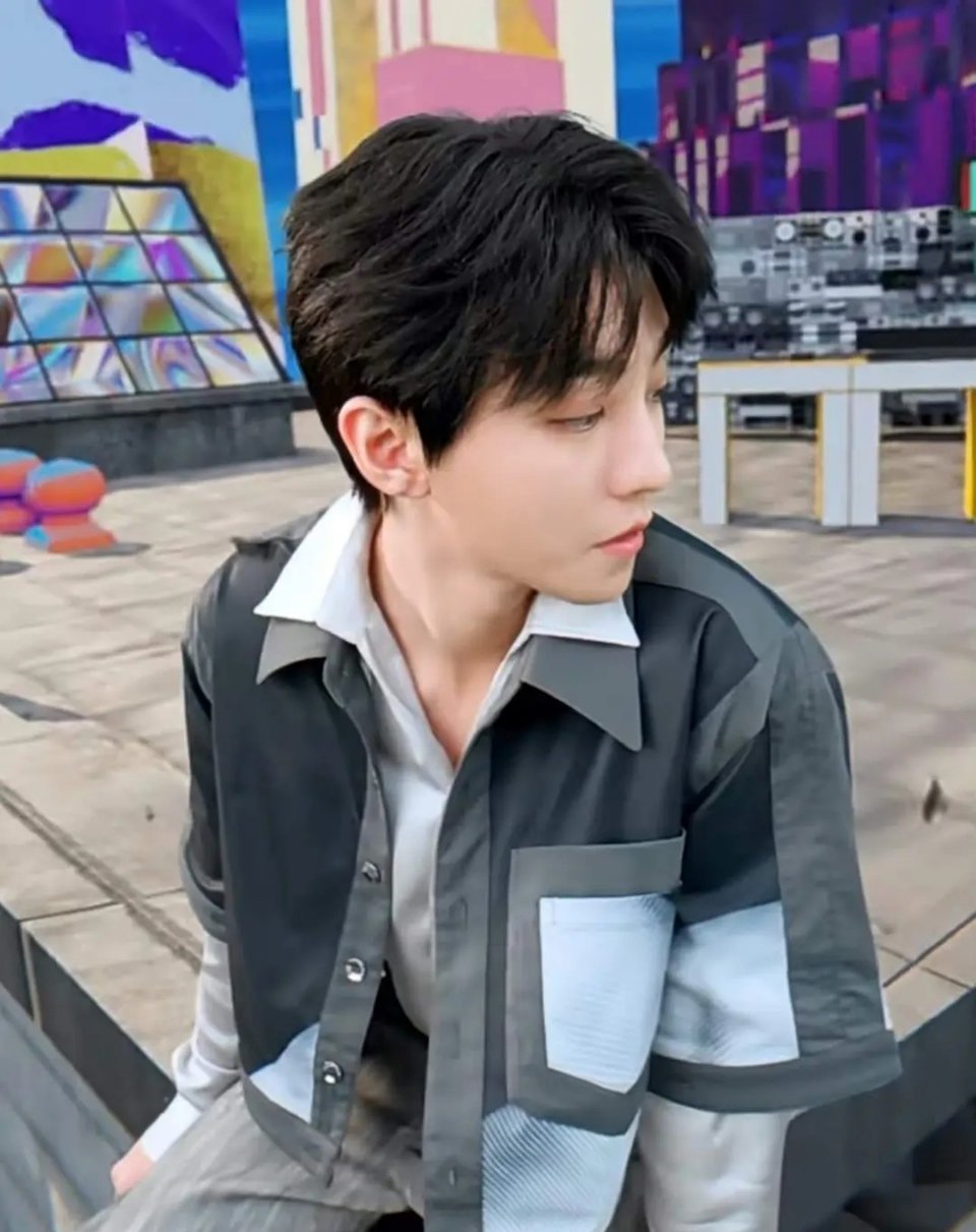 王俊凯25岁大家还觉得他是小孩，但谢霆锋这个岁数都要结婚了 ​​​