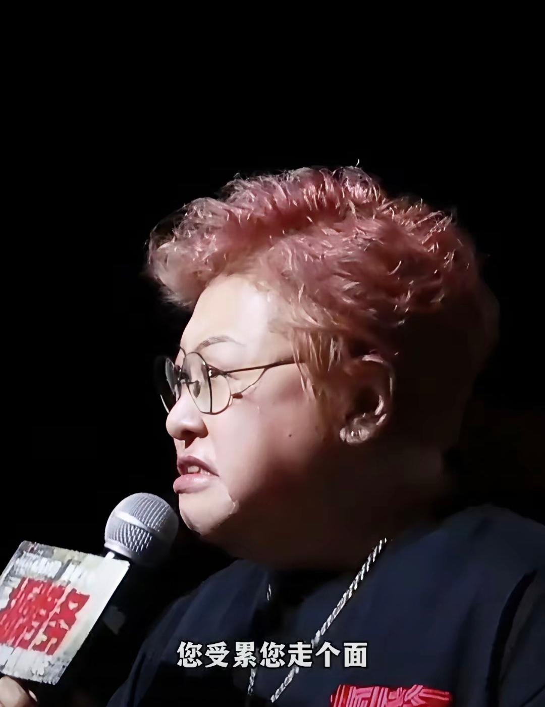 走个面儿，这词本身没问题，只是大家平时用的场面话而已。
但是韩红在宣传冯小刚电影