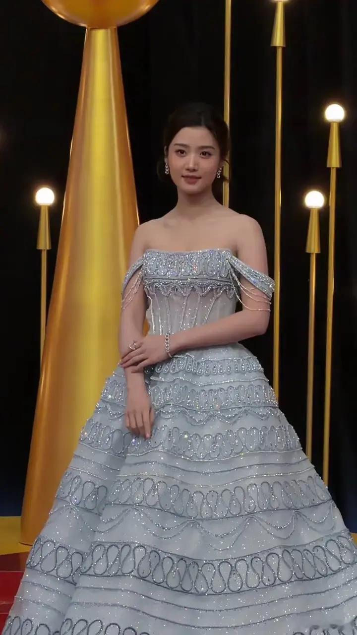 卢昱晓工作室还得是花粉，卢昱晓工作室评论区被粉丝麻辣了 