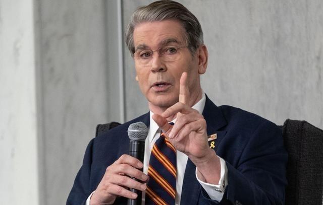 美国财长激动坏了：“中国再也无法卡我们脖子了”。日前，美国财长贝森特走访了美国南