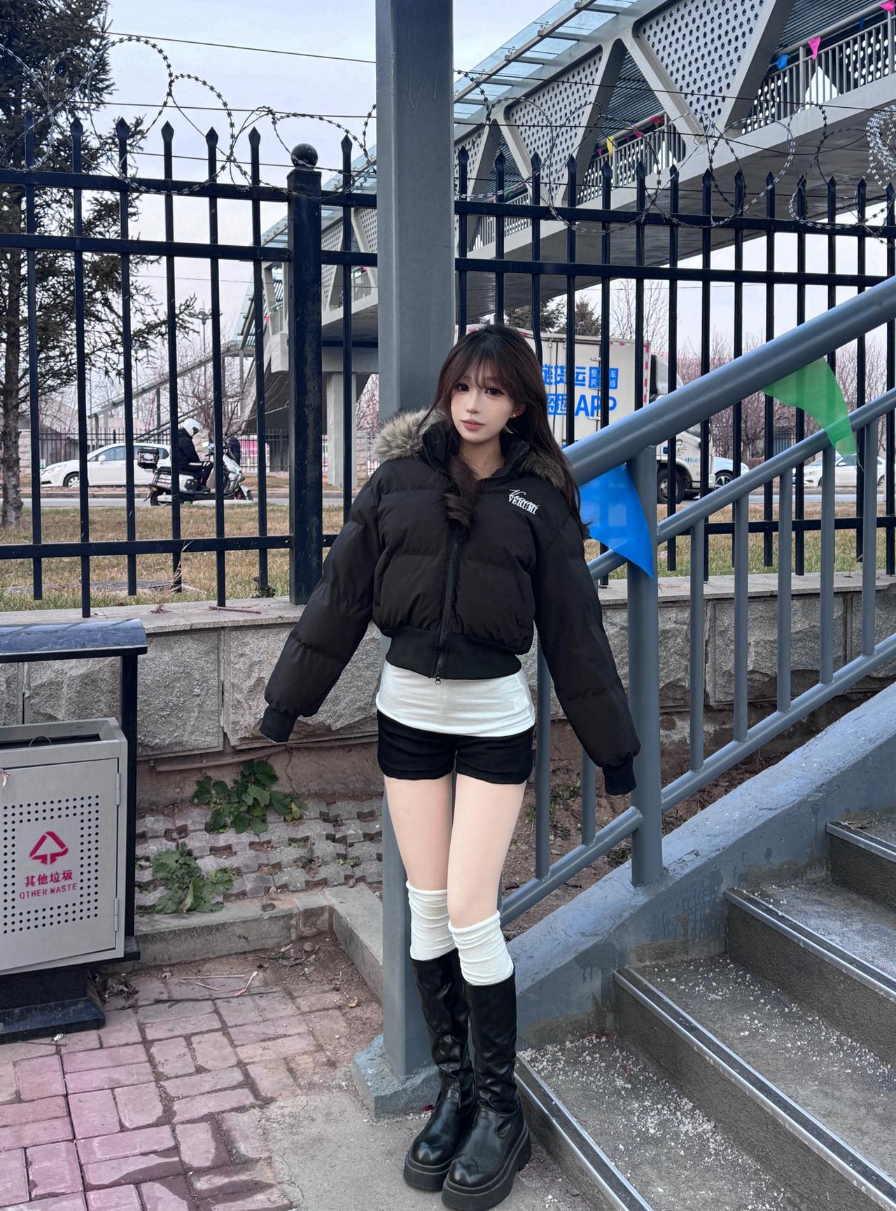 面包服+黑短裤 冬日轻辣感|||这套是冬天很常见的“上厚下露”思路 核心是那件短