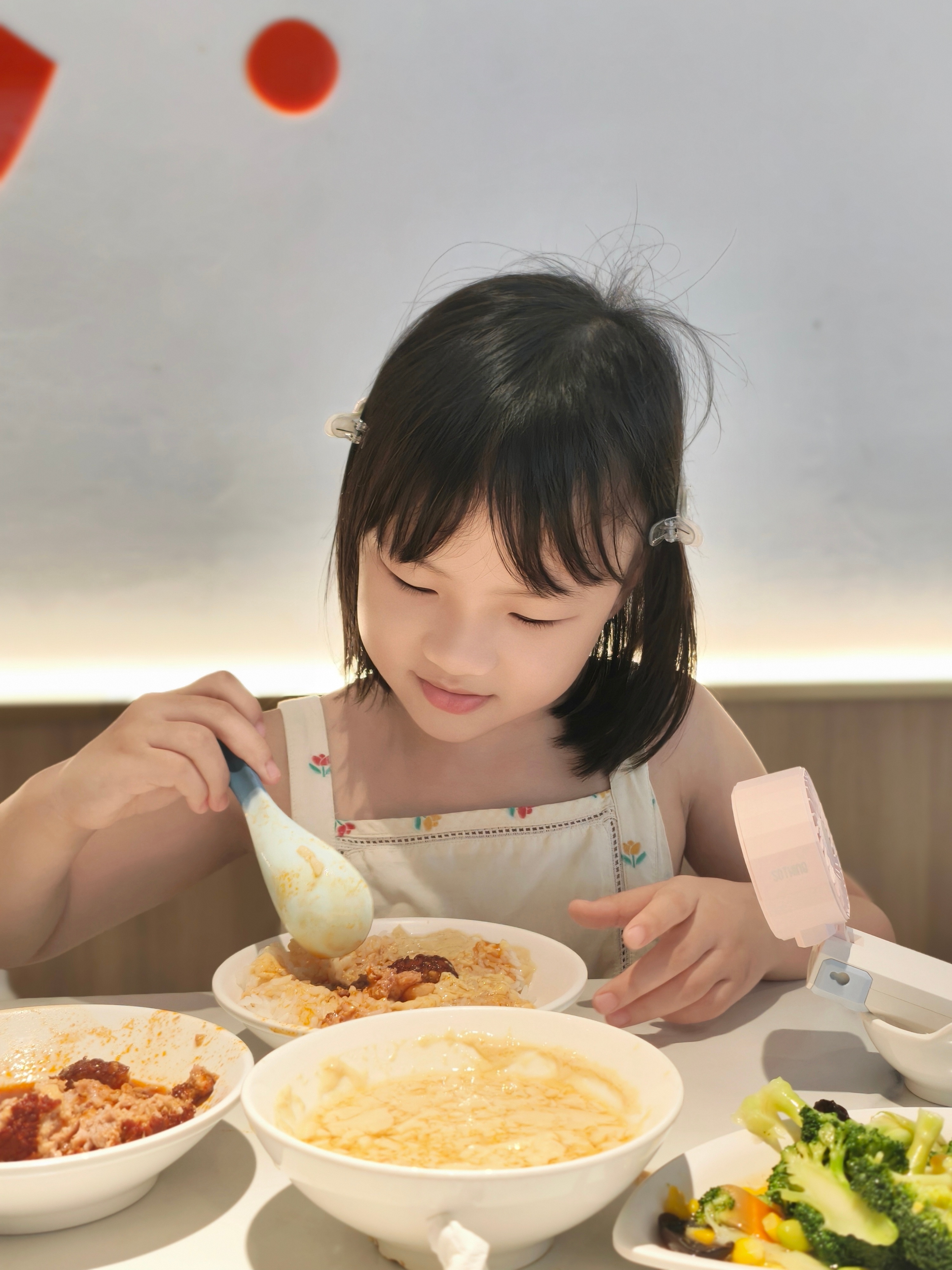 真省心呀我们阿丘从小牛去打饭的时候她都会乖乖坐在位置上等现在就自己画画，也很少看