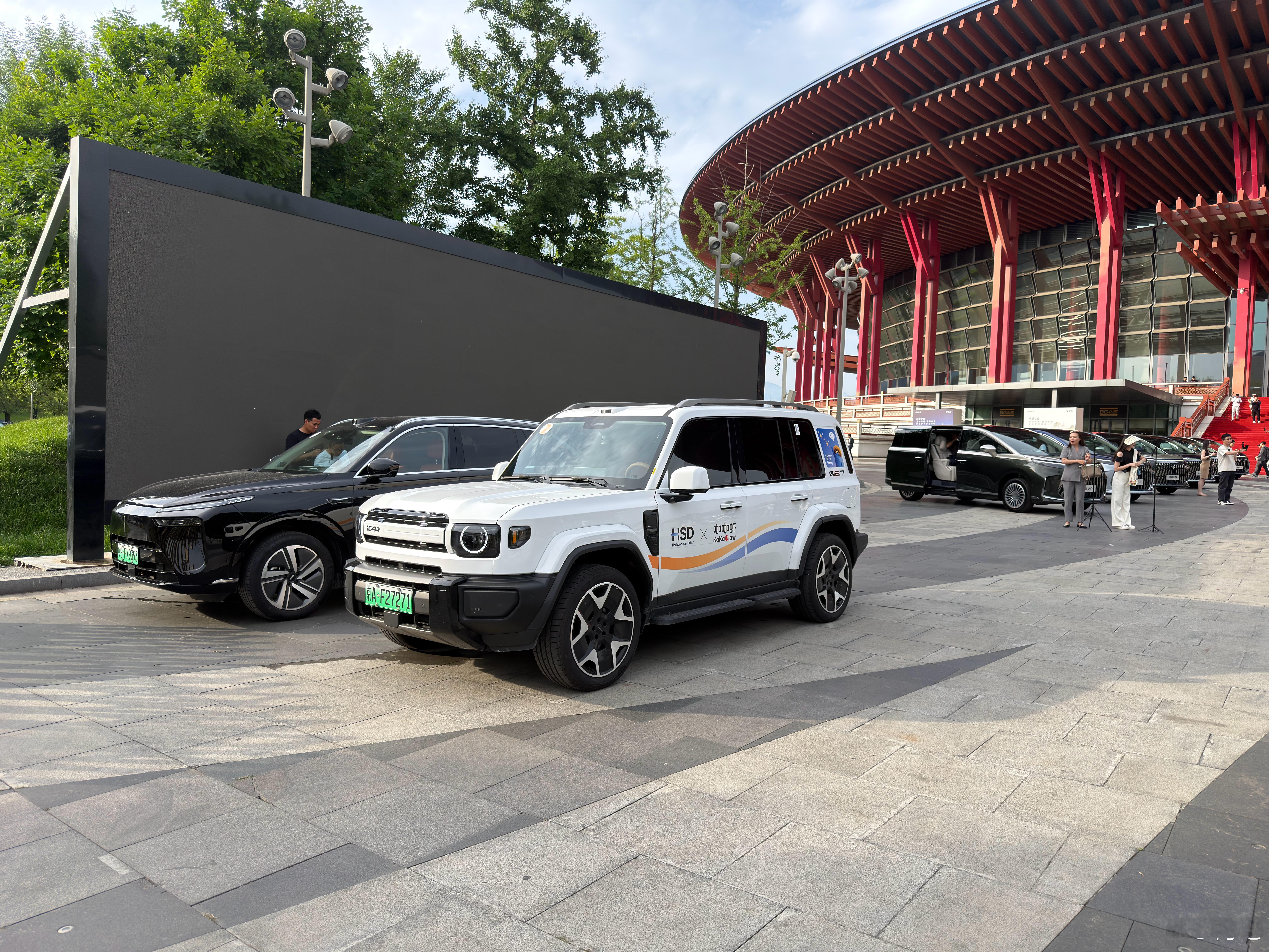 等等……我看见了什么？我在极狐问道V9发布会门口看见了「HSD × 咖咖虾」的i