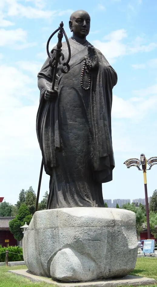 玄奘出发那一年，出境是违法的。
 
贞观元年（627年），唐朝刚立国不久，边境管
