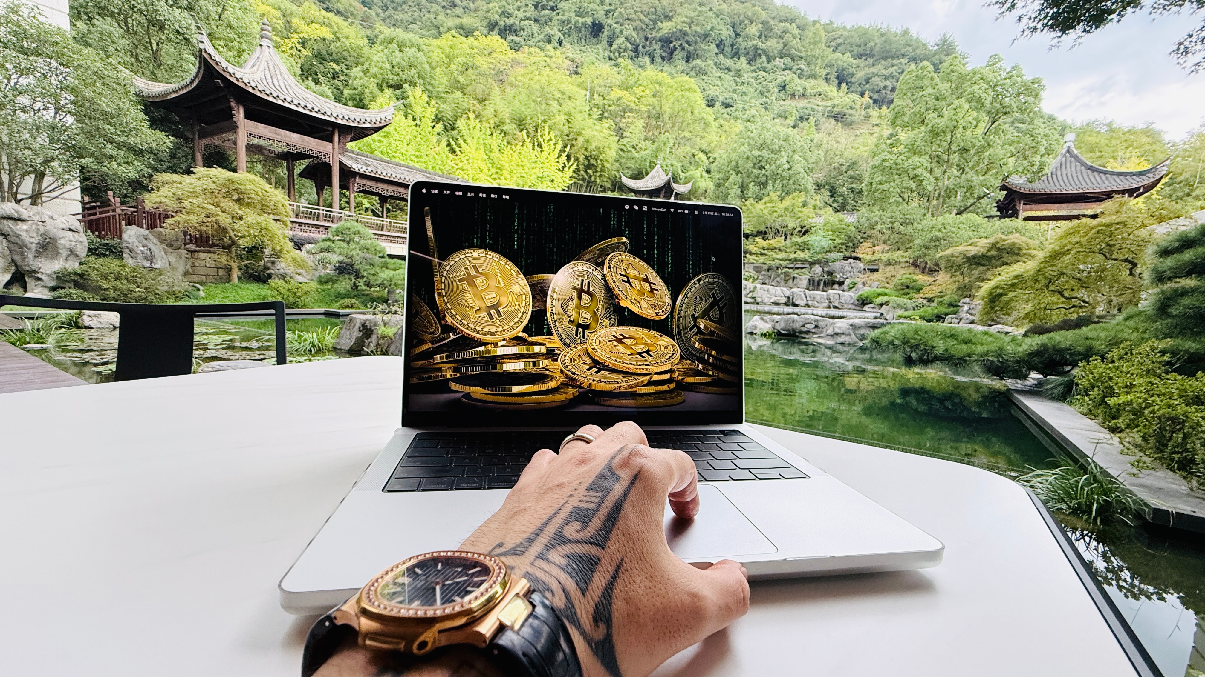 你和成熟交易员之间的差距，往往不在技术上。很多人以为高手厉害，是因为他们会更复杂