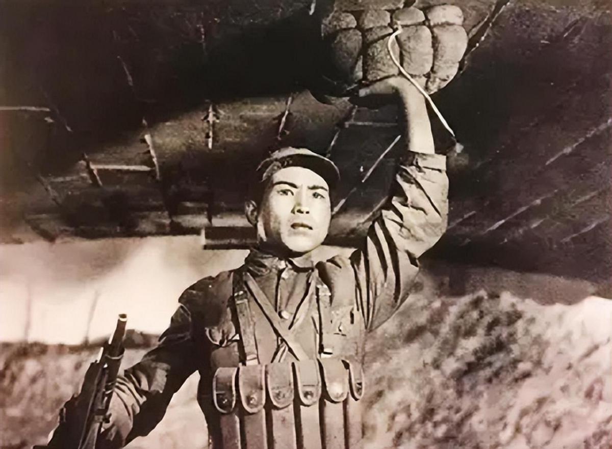 董存瑞19岁牺牲后，妻子守丧三年后改嫁，家人得到开国中将的照顾。
在20世纪50