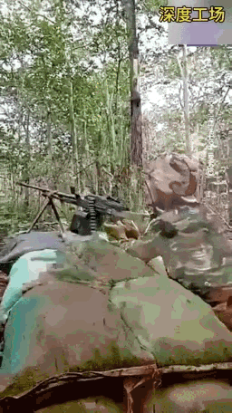 柬埔寨火力太猛了，打得一屋子泰国士兵都不敢抬头反击，只能满地爬！柬埔寨机枪手都是