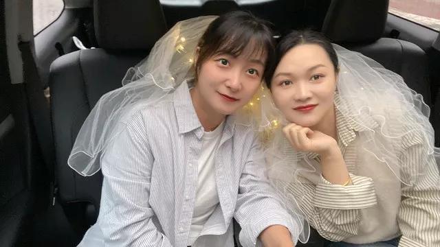 我年轻的时候找老婆，就只图长得漂亮。
快三十岁的时候，才娶到一个比我小十岁的漂亮