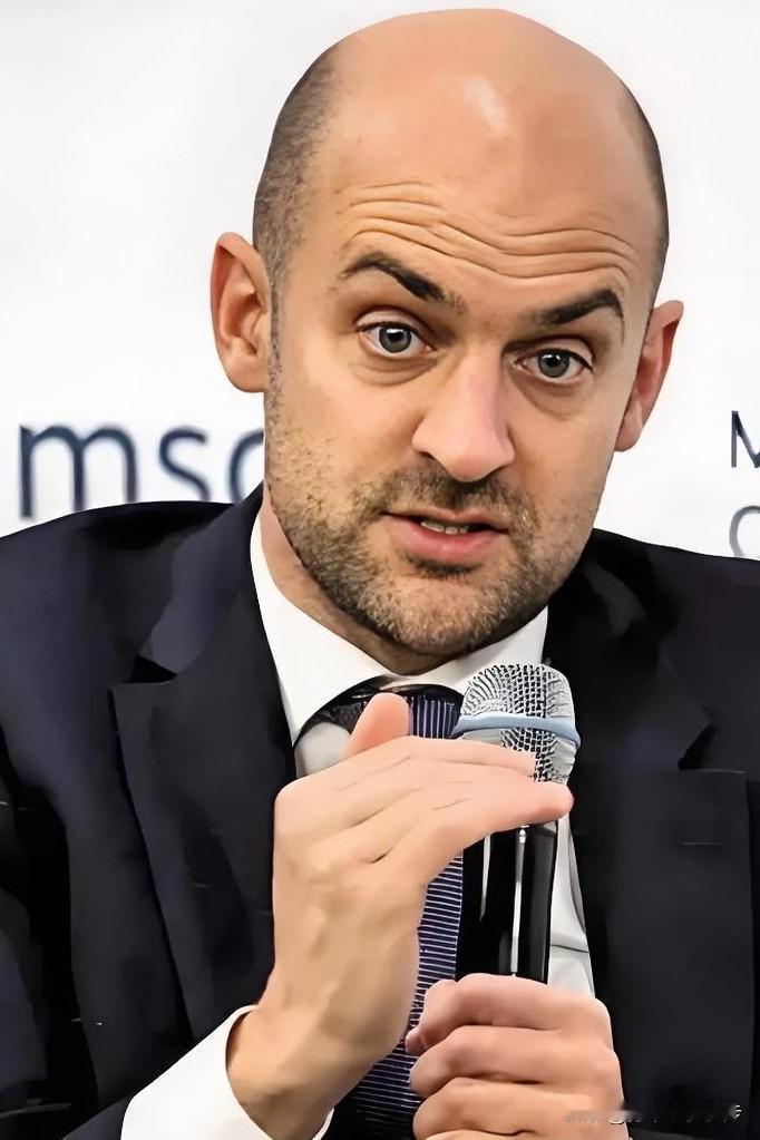 法国突然宣布要在格陵兰岛开领事馆了。表面看是一则普通外交新闻，可你稍微琢磨一下，