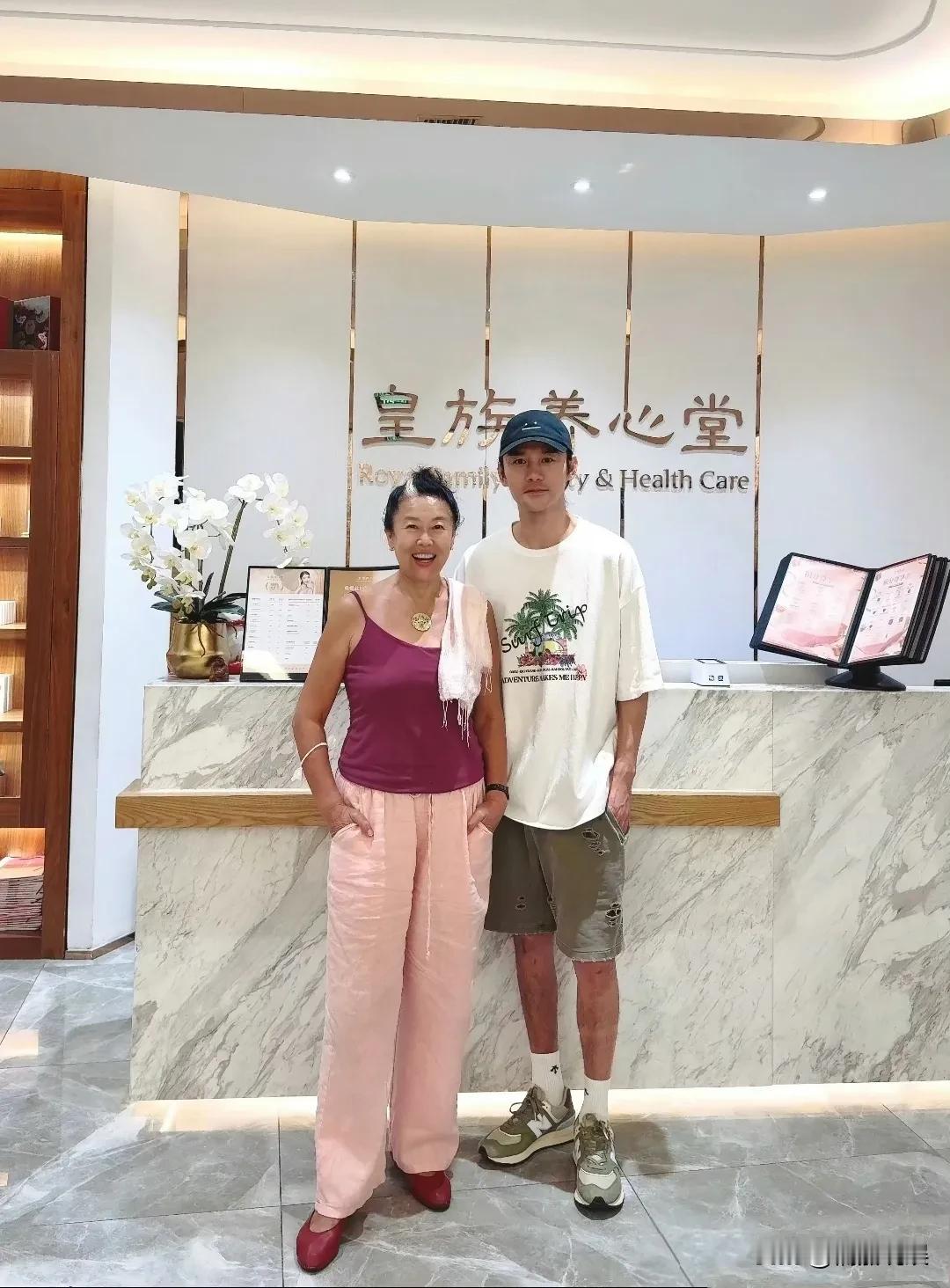王凯现身养心堂。
久未拍戏的他，戴着棒球帽，穿着白色T恤，草绿色短裤，身材消瘦，