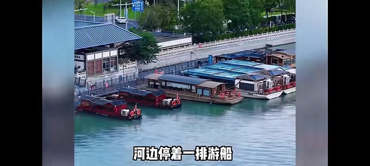 挺有意思。苏州的高铁站外面，不是出租车长龙，而是站外的运河船只。游客从苏州站出来