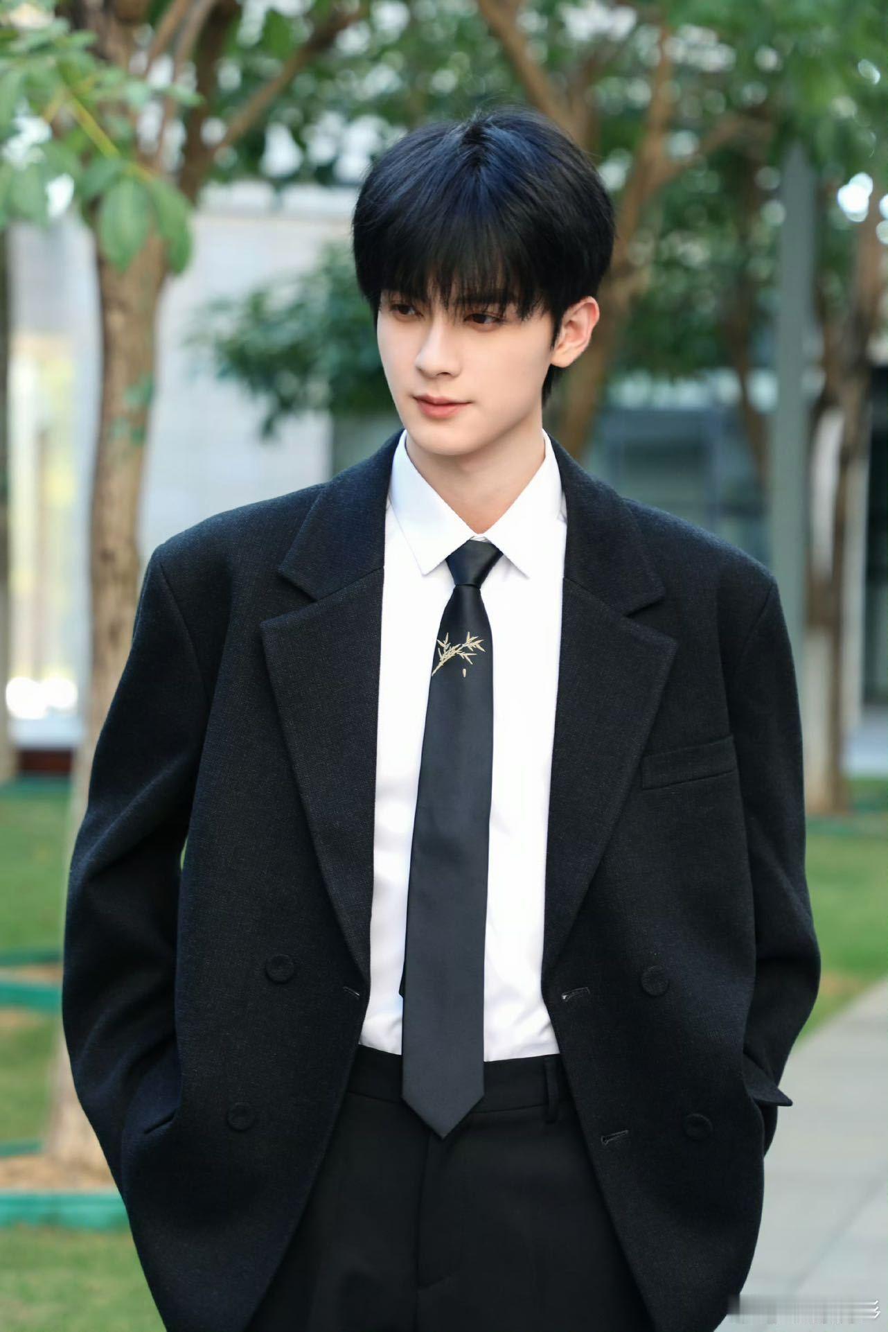 他身上那种少年感简直溢出屏幕，白衬衫、干净短发，再配上温柔的笑容，就像漫画里走出