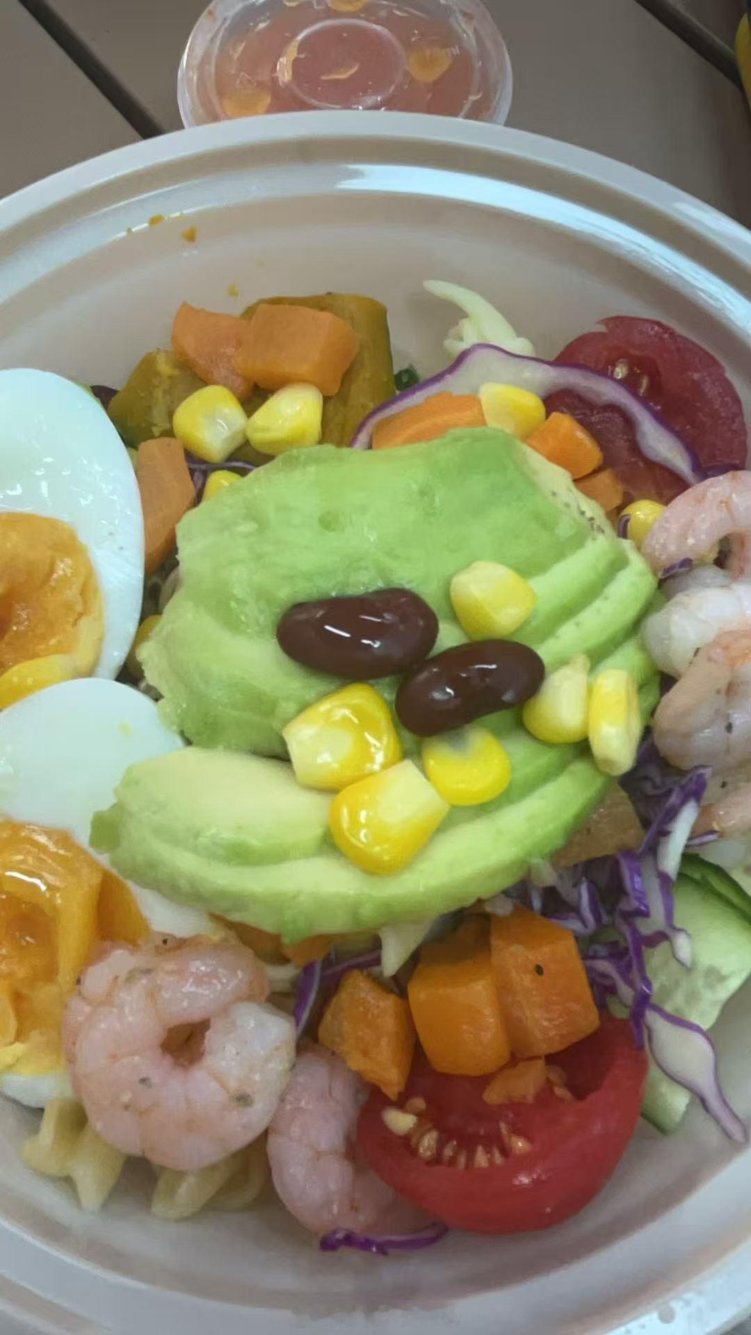 新疆 减肥圣地肯德基这个轻食不错的，挺好吃，超级顶饱， 品类也多又健康，一份大概
