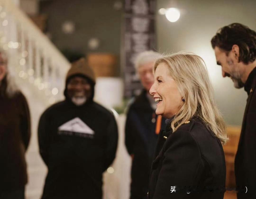 随着圣诞节假期的结束，王室成员相继开始了公务年！苏菲王妃作为皇室赞助人访问慈善机