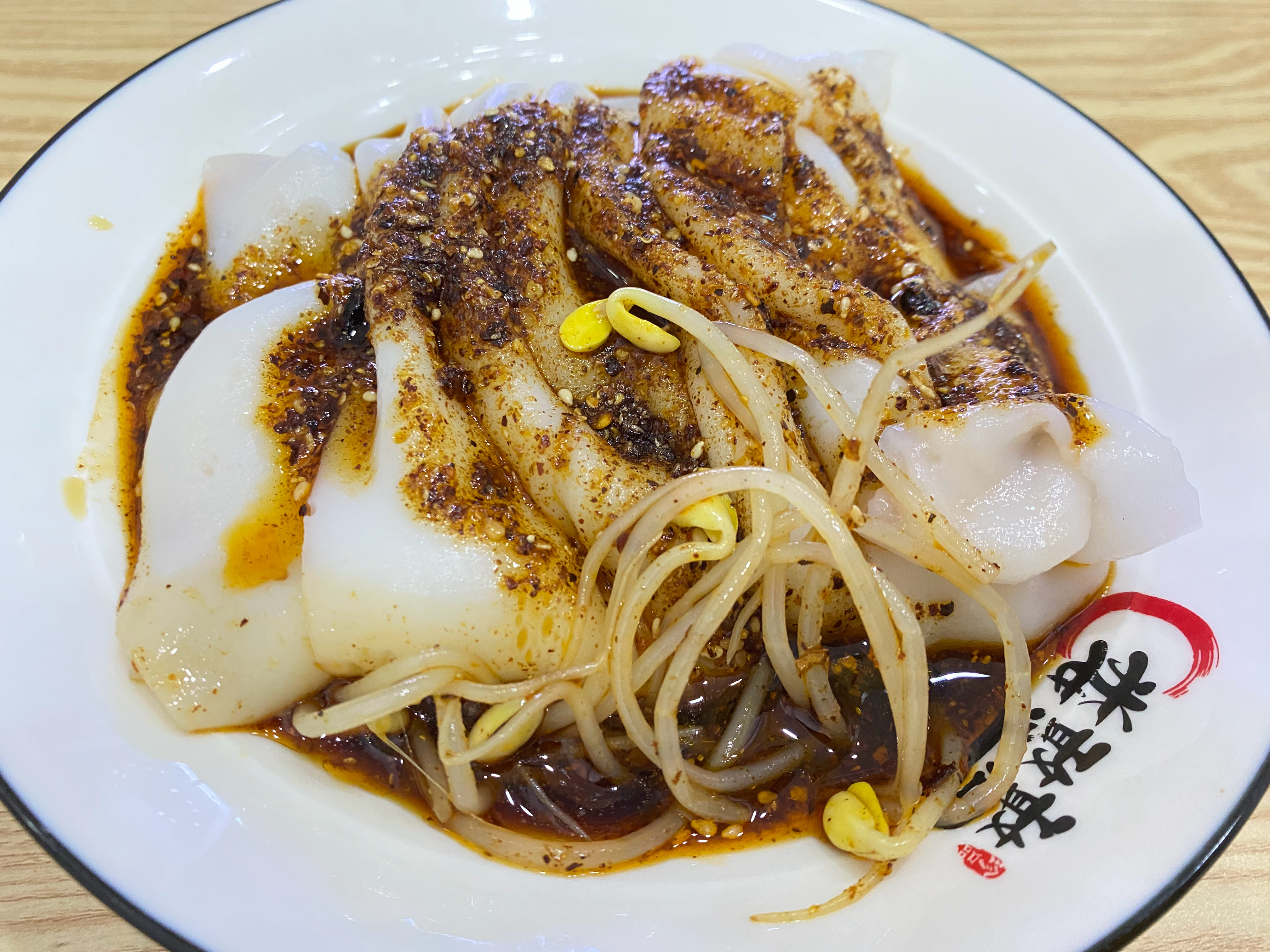 心情不好，晚上多吃了点，一口气吃了四家（陕西热凉皮、川味肥肠面、杏仁无花果雪梨猪