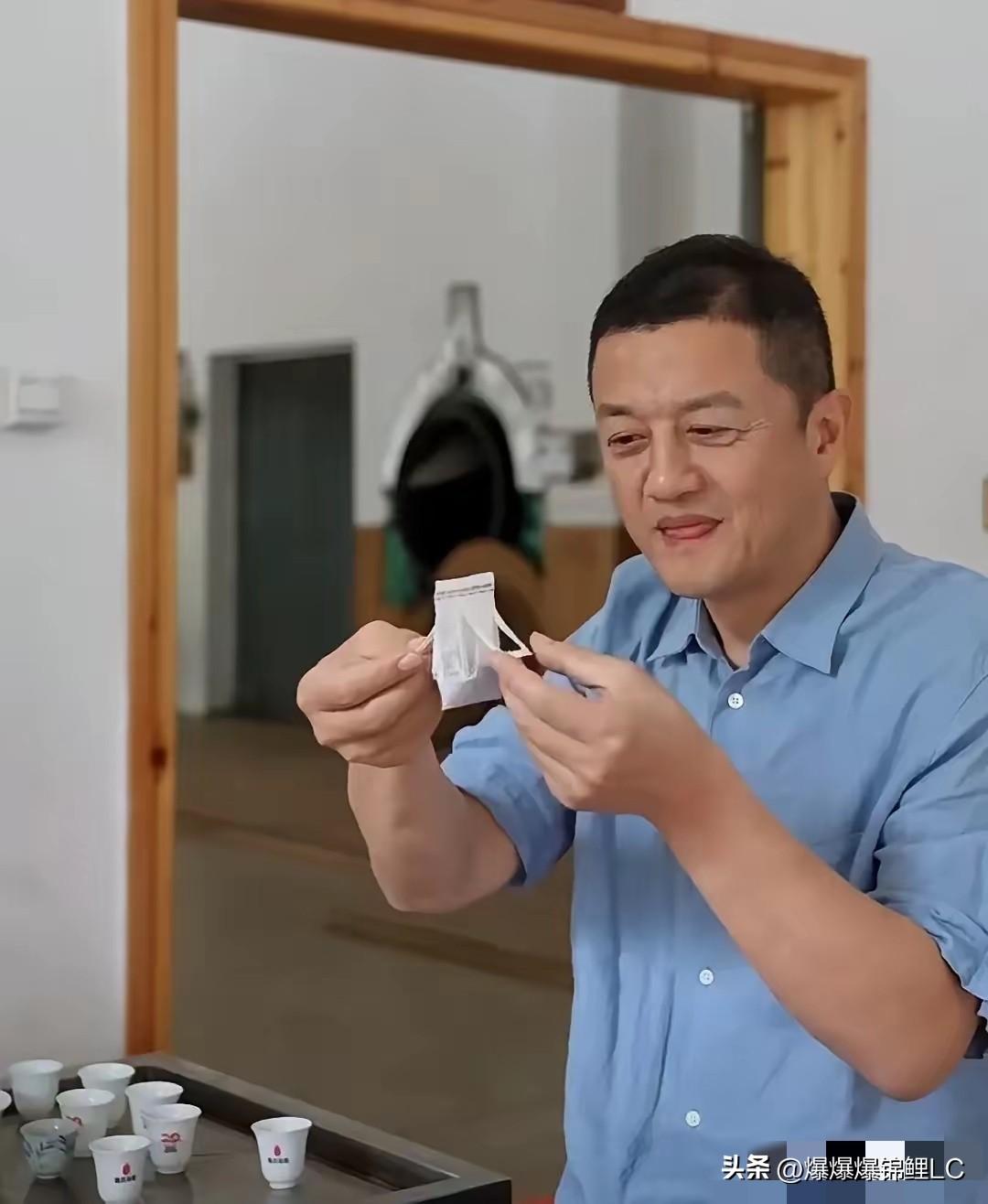 以前总有人笑话李亚鹏，说他是“投资黑洞”，干啥啥赔，还弄得满身官司。

这两天看