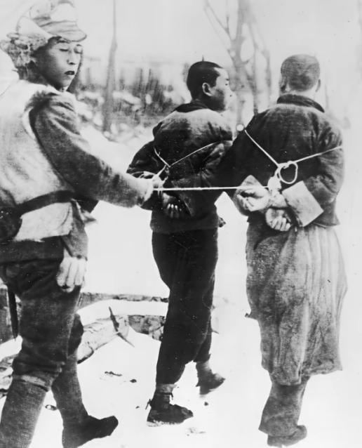 1950年，湖北大悟逮捕了一名“伪保长”。此人面对枪口，竟大喊：“我当过红军的师