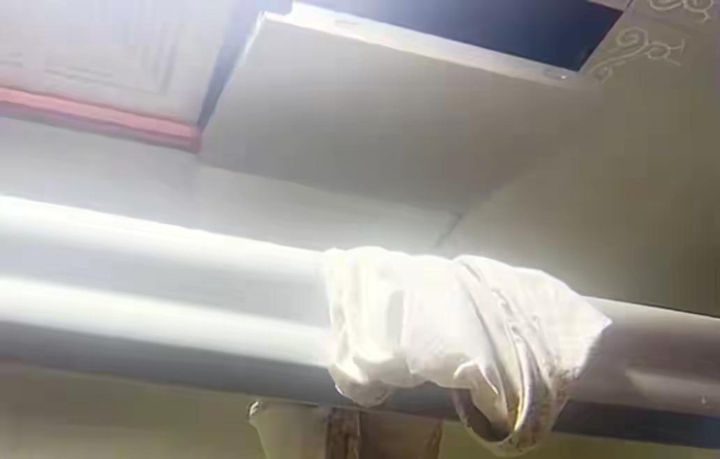膈应！住酒店浴室门框发现内裤，酒店：保洁没做好，或是外人进入
 
浙江萧山李先生