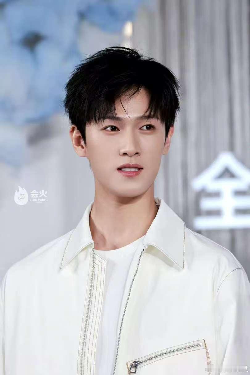 被李昀锐射箭花瓣雨的浪漫击中了  有李昀锐的情人节太甜，射箭带起花瓣雨，这就是专