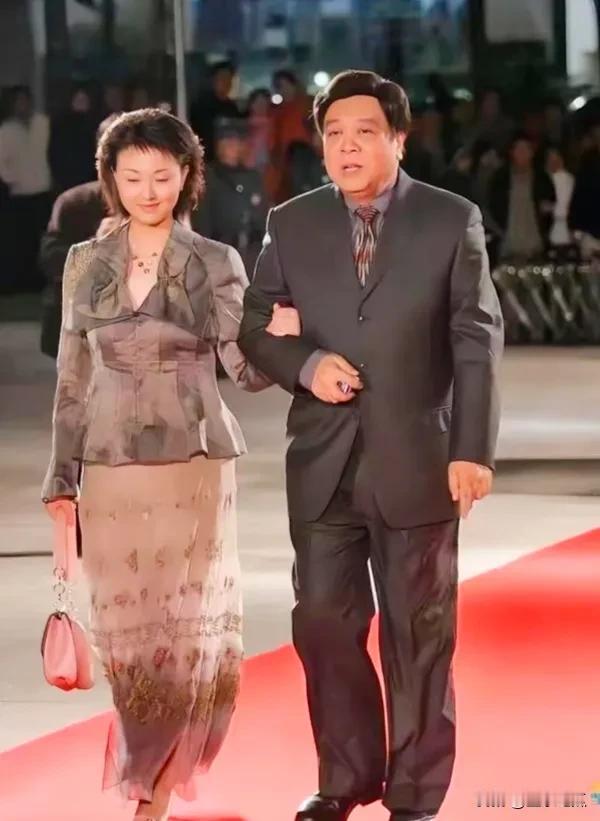 曾经名主持人赵忠祥每次主持节目或参加活动亮相，都会震撼全场，他魁梧的身材，整洁的