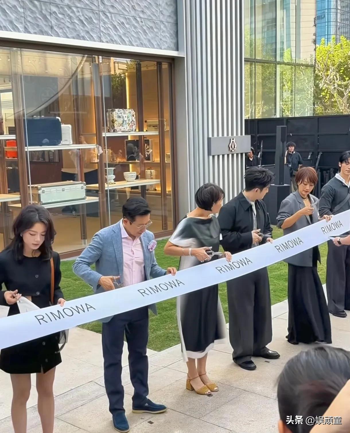 看出来了，樊振东是第一次剪彩，业务还不太熟悉，不知道从哪里下手，一直在左顾右看！