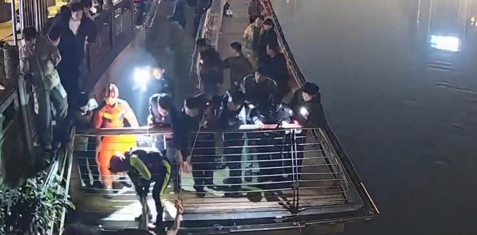 【下水捡证，好悬！民警救人，点赞！】凌晨一点的九眼桥酒吧街，本该是喧嚣渐歇的时刻