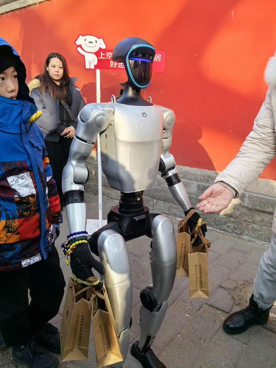 发明机器人在雍和宫祈福的是天才2026腊八雍和宫解锁新体验！机器人祈福递粥超温柔