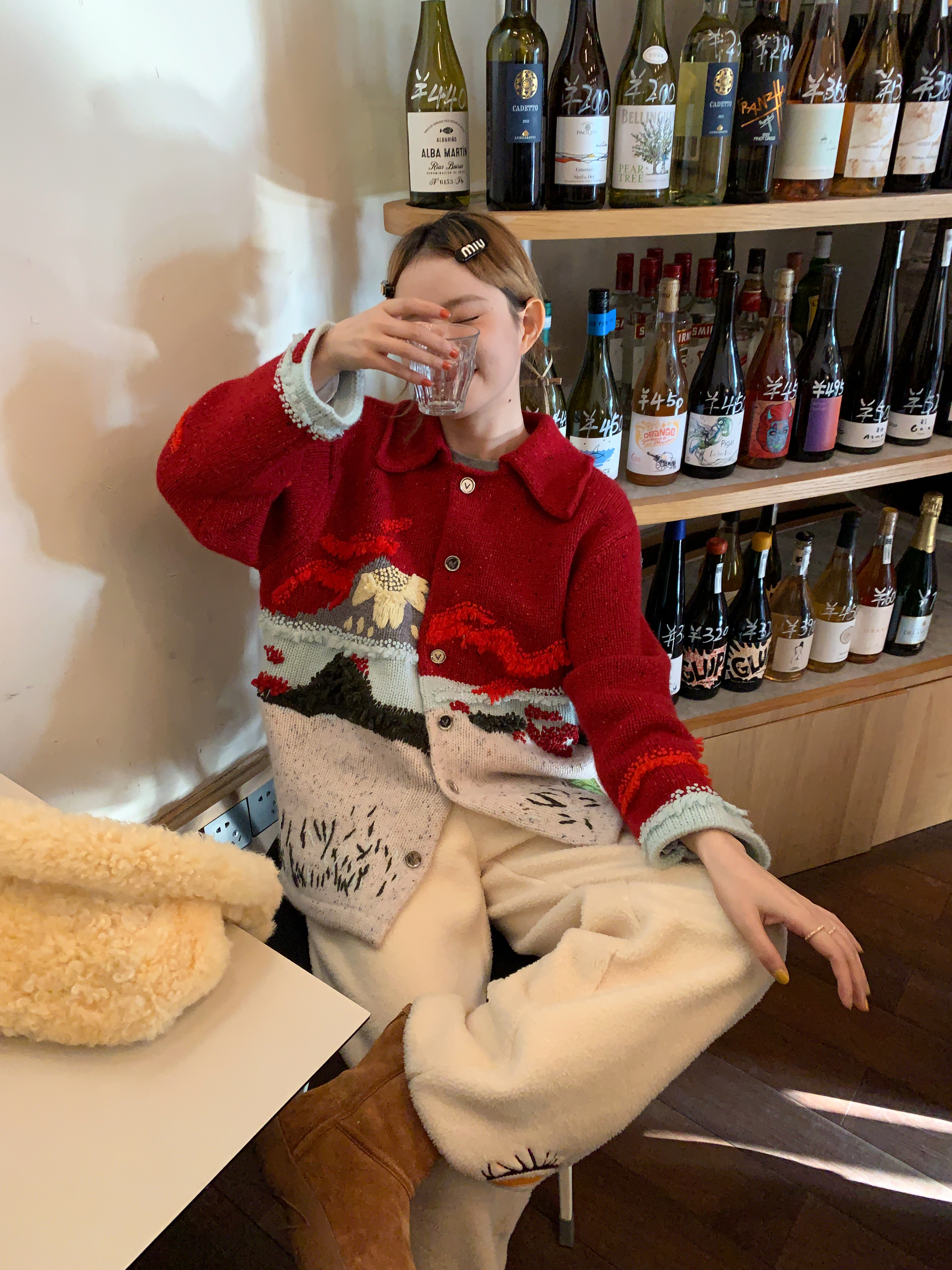 早上好 昨天来吃火锅今天回哈哈哈来看一组bv毛衣哦 它是手工刺绣加成品 2天才可