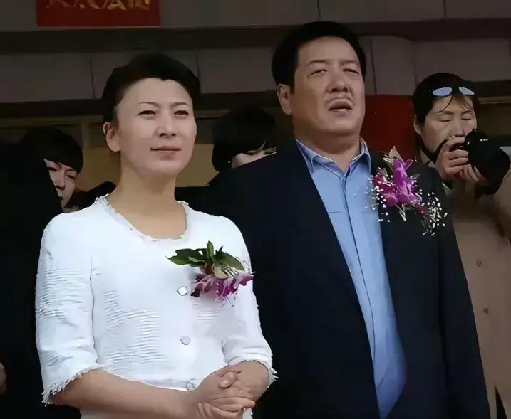 闫学晶是个有福之人，人生之路太顺了。第一任老公是吉林刘老根大舞台的幕后老板，资源