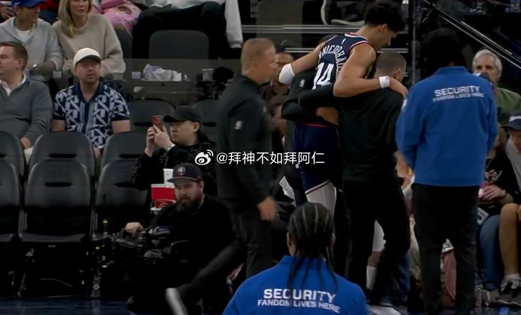 洛杉矶快船队今天主场迎战步行者，两队比赛进行到第二节时，快船队球员尼德豪泽不慎崴