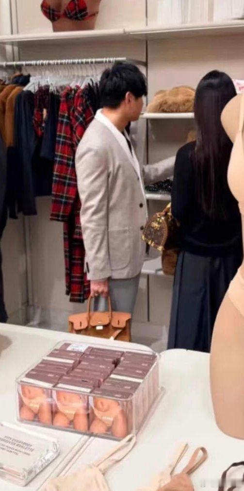 偶遇林俊杰七七逛街有网友发了偶遇林俊杰七七逛街的图片林俊杰七七逛街被偶遇